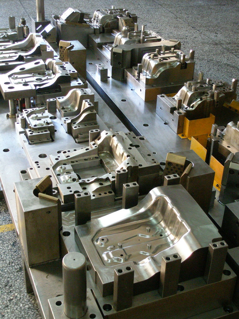 東莞市德林實業 專業制造汽車級進模與拉伸件，提供高性價比沖壓模解決方案